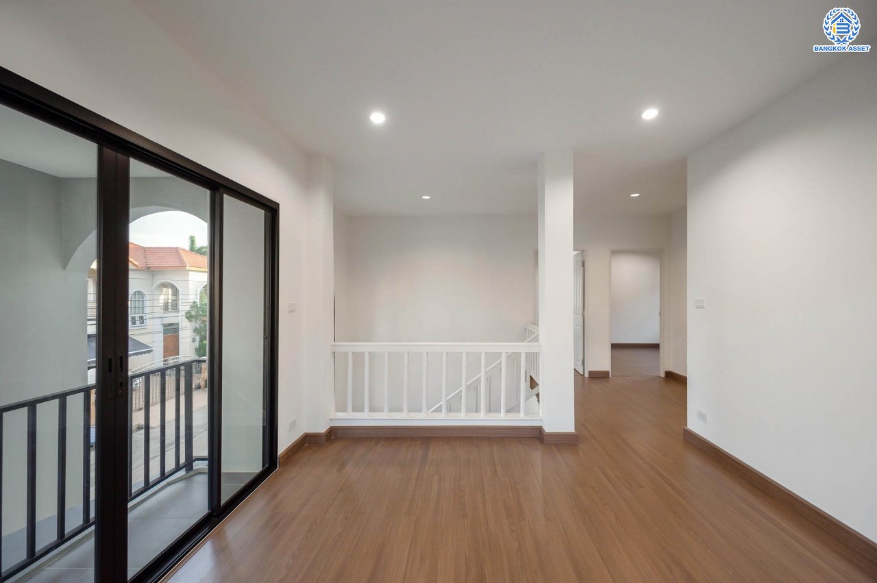 บ้านเดี่ยวมือสอง ตกแต่งใหม่ โครงการ ศศิธร บางบอน3 รองรับทุกความสุข เนื้อที่ 65.3 ตร.ว. ฟังก์ชัน 3 ห้องนอน 3 ห้องน้ำ 1 ห้องอเนกประสงค์ จอดรถได้ 2 คัน บนทำเลเดินทางสะดวก ใกล้รถไฟฟ้าสายสีน้ำเงิน "สถานีหลักสอง" และจุดขึ้นทางด่วน "พระราม2" และ The Mall บางแค